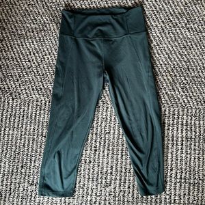 Girlfriend Collective Compressive 3/4 Leggings. Medium. Moss.